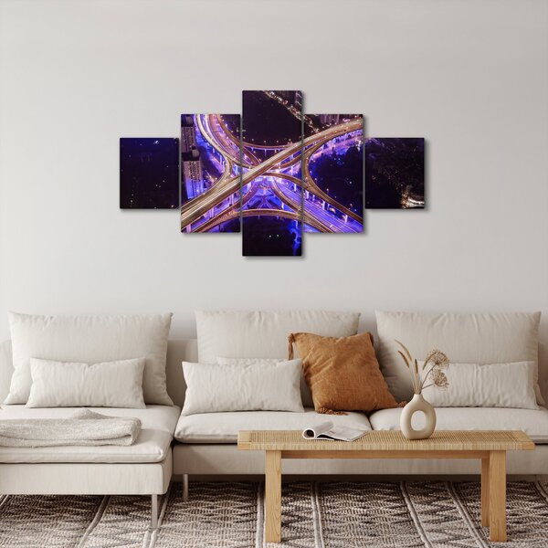 Obraz dużego skrzyżowania w nocy (125x70 cm)