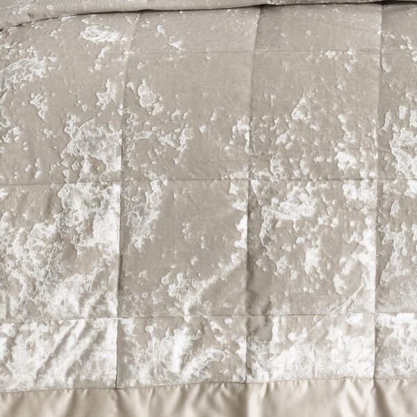 Beżowa aksamitna narzuta pikowana na łóżko dwuosobowe 220x220 cm Crushed – Catherine Lansfield