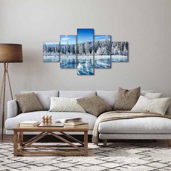 Obraz zamarzniętego jeziora i pokrytych śniegiem drzew (125x70 cm)