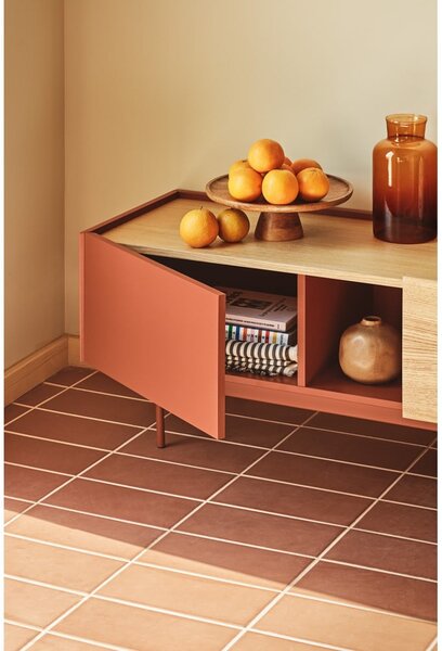 Ceglasto-naturalna szafka pod TV w dekorze dębu 180x45 cm Otto – Teulat