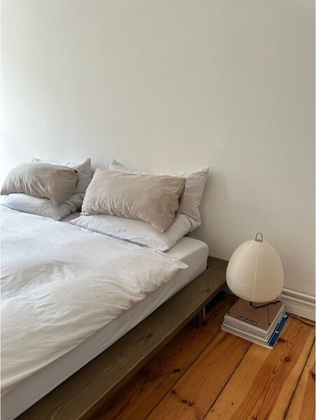 Brązowe łóżko jednoosobowe z litego drewna sosnowego ze stelażem 120x200 cm Japan – Karup Design