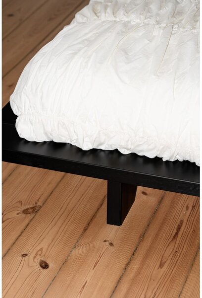 Czarne podwójne łóżko z drewna sosnowego z rusztem 140x200 cm Japan - Karup Design