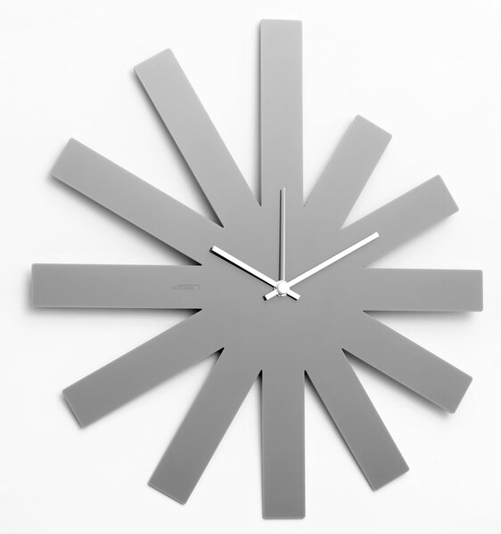 Średniej wielkości zegar na ścianie, plastik w kolorze szarym 40x30xm: Gray Star - Šedé | atelierDSGN