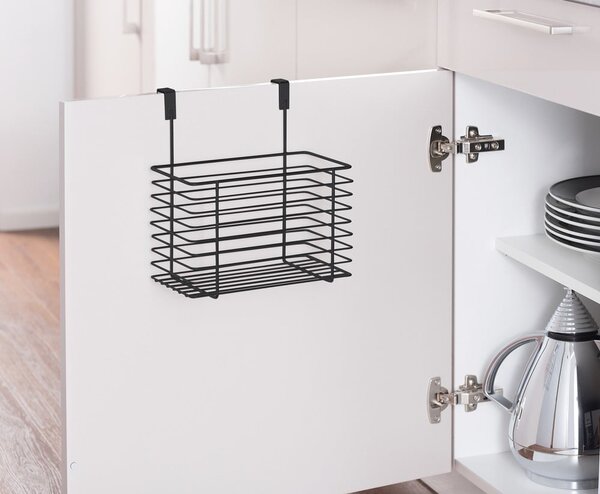 Czarny metalowy koszyk wiszący na drzwiczki kuchenne Wenko Slim, wys. 25 cm