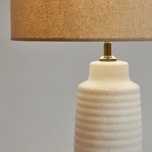 Biała/beżowa lampa stołowa ceramiczna z tekstylnym kloszem (wysokość 58 cm) Mijal – Kave Home