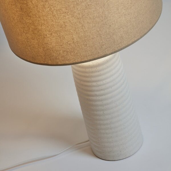 Biała/beżowa lampa stołowa ceramiczna z tekstylnym kloszem (wysokość 58 cm) Mijal – Kave Home