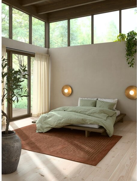 Brązowe łóżko jednoosobowe z litego drewna sosnowego ze stelażem 120x200 cm Japan – Karup Design