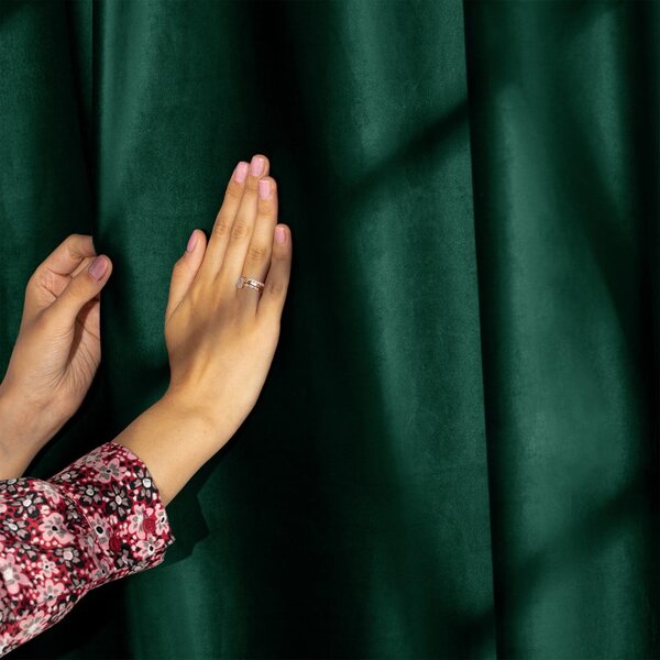 Ciemnozielona aksamitna zasłona częściowo zaciemniająca (dimout) 140x245 cm Eyelets – Restilo