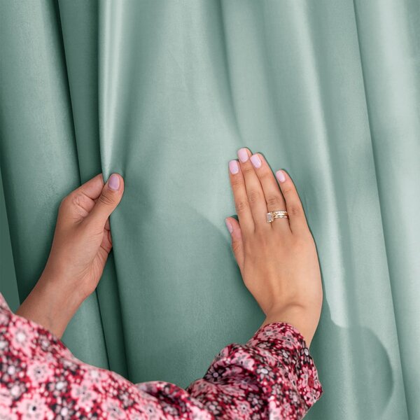 Jasnozielona aksamitna zasłona częściowo zaciemniająca (dimout) 140x245 cm Pleat – Restilo
