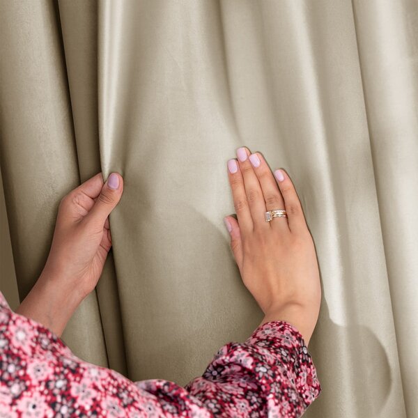 Brązowa/beżowa aksamitna zasłona częściowo zaciemniająca (dimout) 140x245 cm Eyelets – Restilo