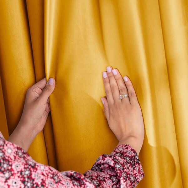 Żółta aksamitna zasłona częściowo zaciemniająca (dimout) 140x245 cm Pleat – Restilo
