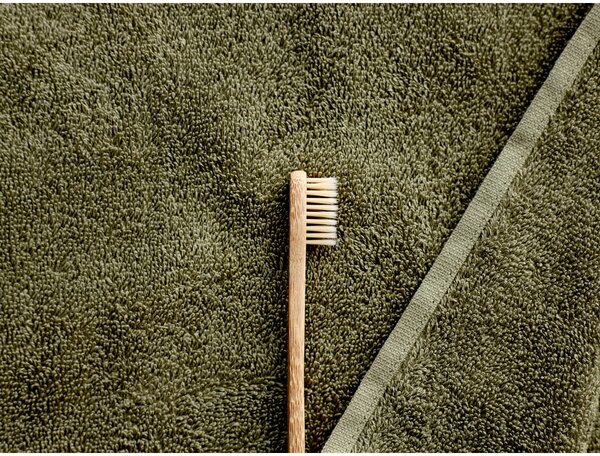 Oliwkowy ręcznik z bawełny frotte Södahl, 100x50 cm