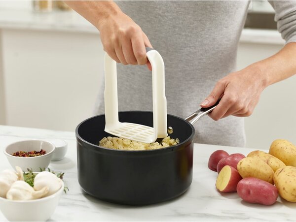 Biały tłuczek do ziemniaków Joseph Joseph Easy-Mash