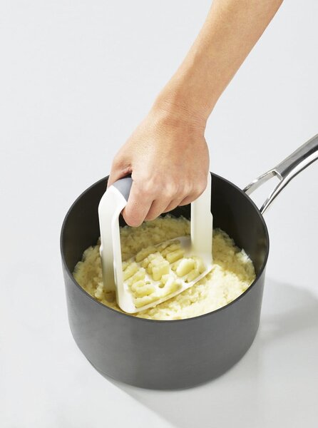Biały tłuczek do ziemniaków Joseph Joseph Easy-Mash