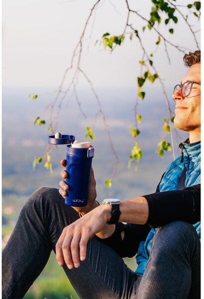 Ciemnoniebieski podróżny kubek termiczny Vialli Design Fuori, 400 ml