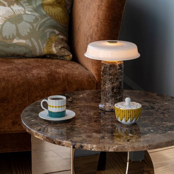 DESIGN BY US Lampa stołowa LED na baterię Trip No. 2, brązowo-biała, marmur, szkło możliwość ściemniania, brązowy / rdzawy, salon / jadalnia, kamień, design