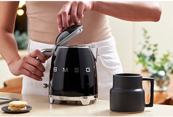 Czarny czajnik elektryczny ze stali nierdzewnej 800 ml Retro Style – SMEG