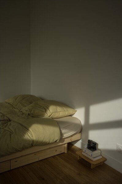 Naturalne łóżko z litego drewna sosnowego ze schowkiem i stelażem 90x200 cm Kanso – Karup Design