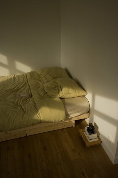 Naturalne łóżko z litego drewna sosnowego ze schowkiem i stelażem 90x200 cm Kanso – Karup Design