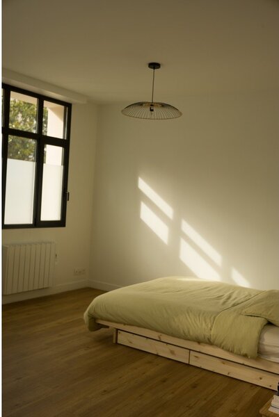 Naturalne łóżko z litego drewna sosnowego ze schowkiem i stelażem 90x200 cm Kanso – Karup Design