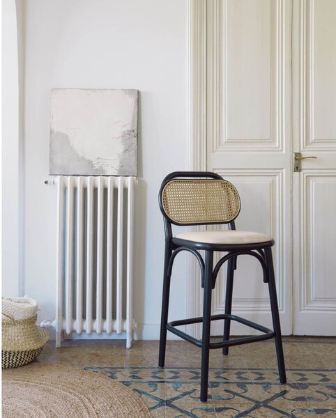 Czarny hoker z litego drewna wiązu (wysokość siedziska 65 cm) Doriane – Kave Home
