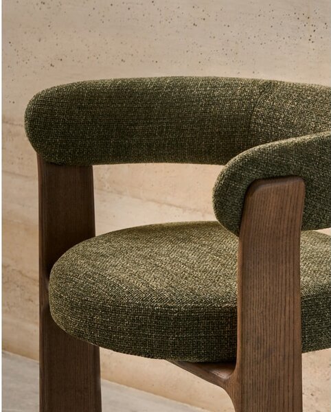 Fotel jadalniany z litego drewna jesionowego z podłokietnikami w kolorze khaki/brązowy Granite – Kave Home