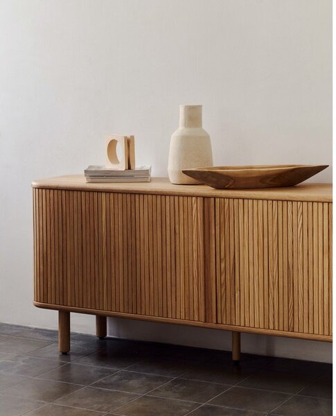 Komoda w dekorze jesionu z drzwiami przesuwnymi w naturalnym kolorze 180x75,5x40 cm Mailen – Kave Home