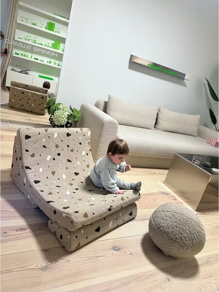 Jasnobrązowy fotel dziecięcy z materiału bouclé/z tkaniny szenilowej Terrazzo Moon – Wigiwama