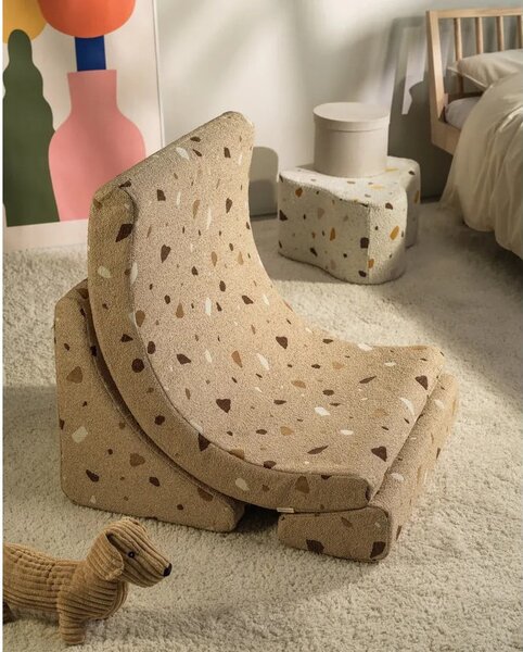 Jasnobrązowy fotel dziecięcy z materiału bouclé/z tkaniny szenilowej Terrazzo Moon – Wigiwama