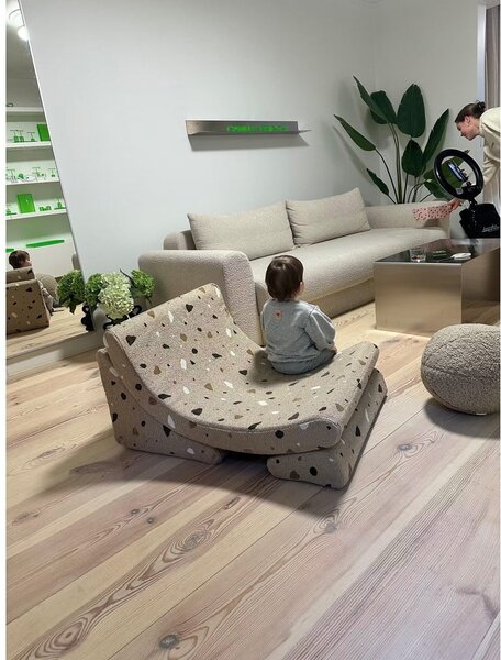 Jasnobrązowy fotel dziecięcy z materiału bouclé/z tkaniny szenilowej Terrazzo Moon – Wigiwama