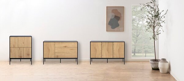 Czarno-naturalna niska komoda w dekorze dębu 120x82 cm Seaford – Actona