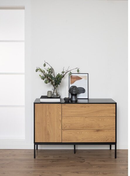 Czarno-naturalna niska komoda w dekorze dębu 120x82 cm Seaford – Actona