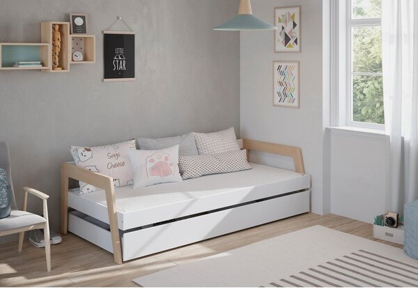 Białe łóżko dziecięce z litego drewna sosnowego z wysuwanym łóżkiem ze schowkiem i stelażem 90x200 cm Carrie – Marckeric