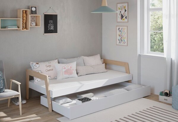 Białe łóżko dziecięce z litego drewna sosnowego z wysuwanym łóżkiem ze schowkiem i stelażem 90x200 cm Carrie – Marckeric