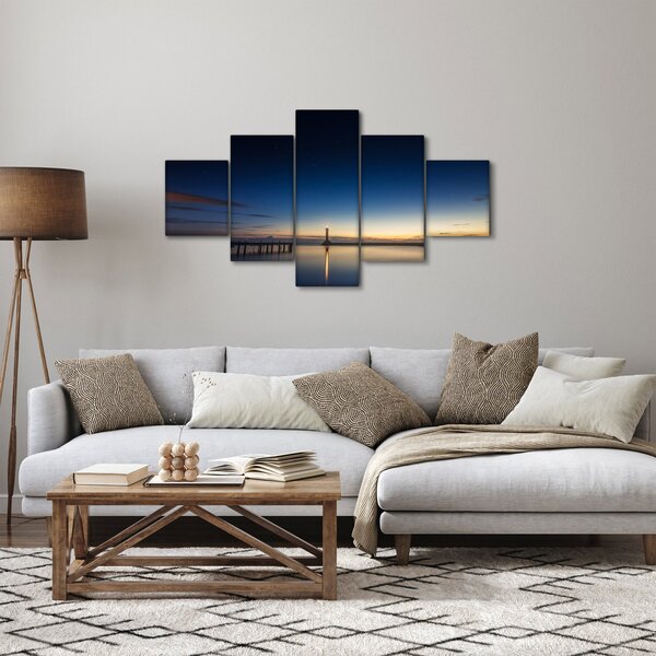 Obraz latarni morskiej w oddali (125x70 cm)