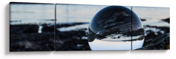 Obraz szklanej kuli na skale (170x50 cm)