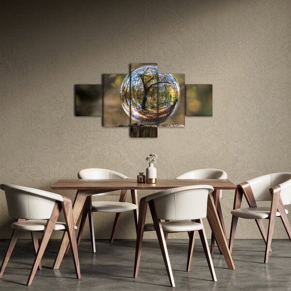 Obraz - Odbicie w szklanej kuli (125x70 cm)