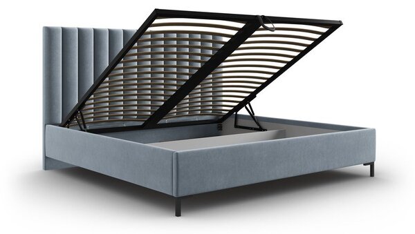 Jasnoniebieskie tapicerowane łóżko dwuosobowe ze schowkiem i stelażem 160x200 cm Casey – Mazzini Beds