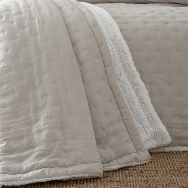 Kremowa narzuta pikowana z materiału sherpa 220x230 cm Cosy Nori – Catherine Lansfield