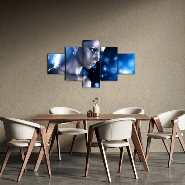 Obraz kobiety w niebieskim blasku (125x70 cm)