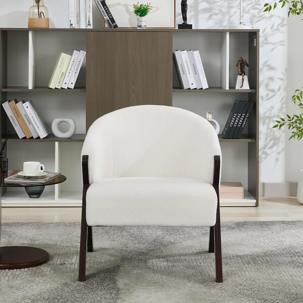 Fotel w stylu Mid-Century Modern – Beżowy fotel tapicerowany miękką tkaniną typu „baranek” (teddy), ze stelażem z litego drewna; wygodny fotel do czytania lub wypoczynku – Łatwy montaż