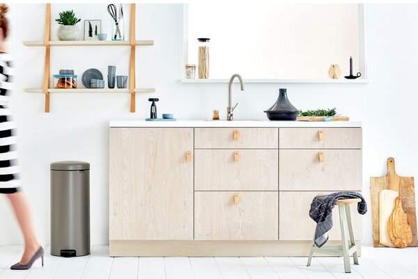 Szary stalowy kosz na śmieci z pedałem 30 l NewIcon – Brabantia