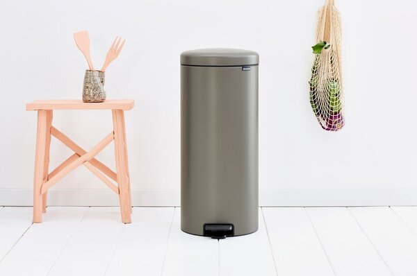 Szary stalowy kosz na śmieci z pedałem 30 l NewIcon – Brabantia