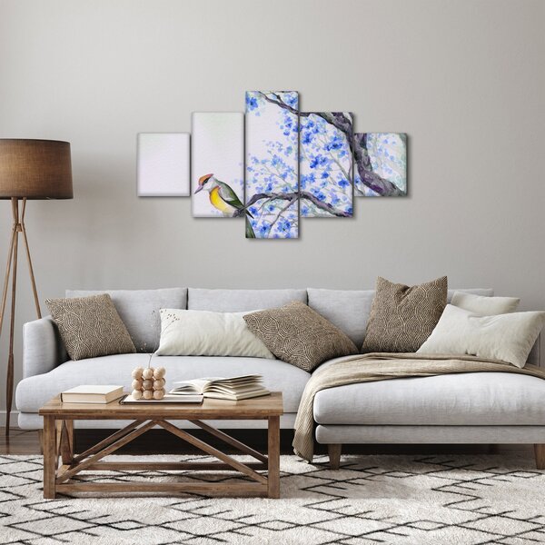 Obraz - ptak na drzewie z niebieskimi kwiatami (125x70 cm)