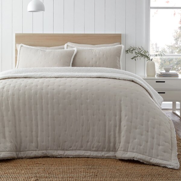 Kremowa narzuta pikowana z materiału sherpa 220x230 cm Cosy Nori – Catherine Lansfield