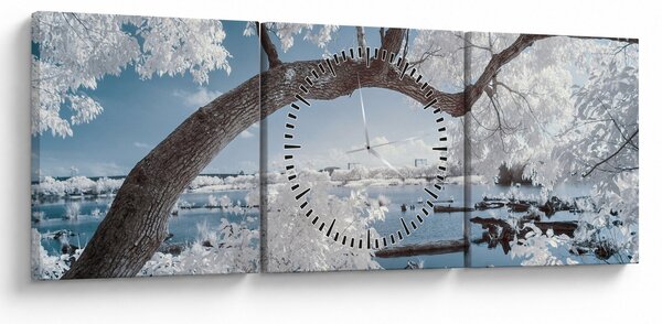 Obraz ośnieżonego drzewa nad wodą (z zegarem) (90x30 cm)
