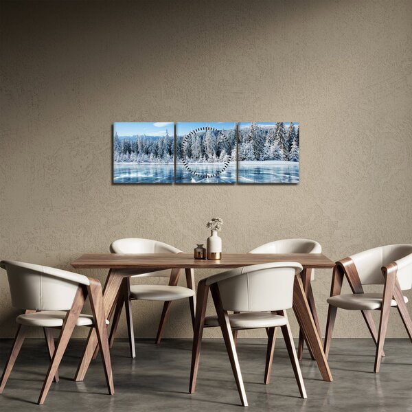 Obraz zamarzniętego jeziora i pokrytych śniegiem drzew (z zegarem) (90x30 cm)