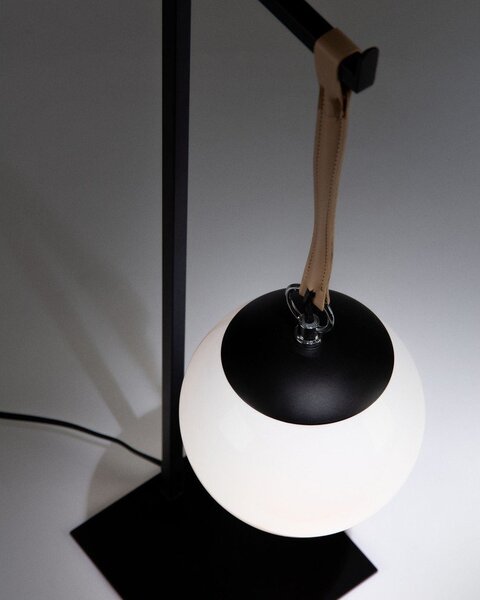 Czarna metalowa lampa stołowa z plastikowym kloszem (wysokość 60 cm) Monteiro – Kave Home