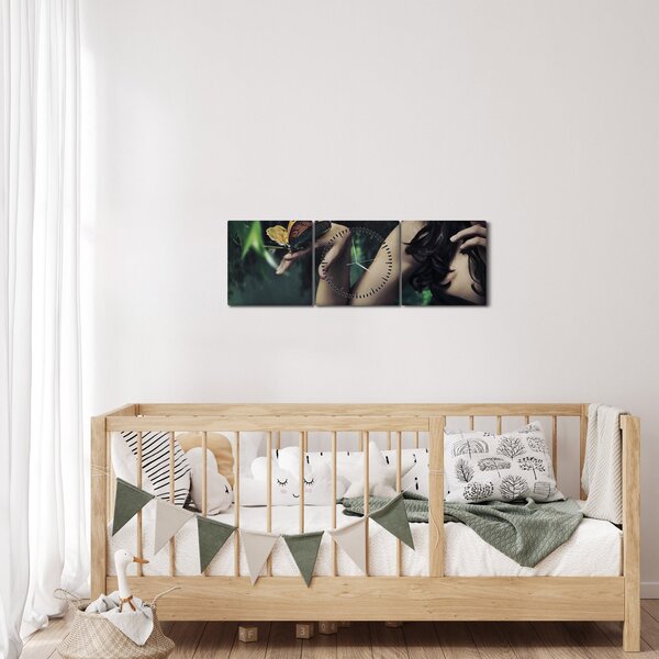 Obraz pełnej wdzięku kobiety z motylem (z zegarem) (90x30 cm)