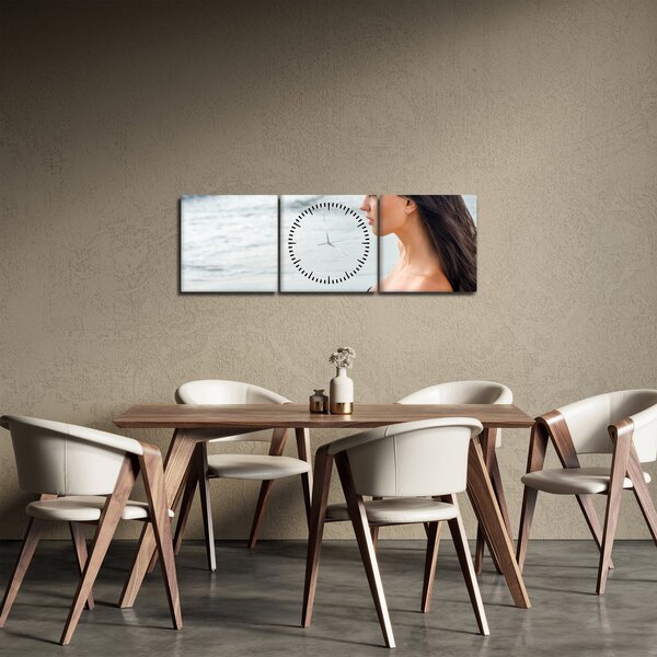 Obraz kobiety na plaży (z zegarem) (90x30 cm)